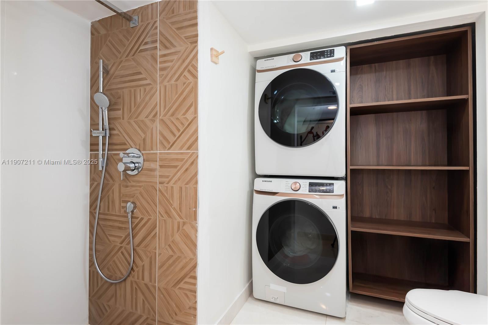 Подробнее 2206 2 / 2 1464 кв.футов $ 2025-11-03 0 Фото