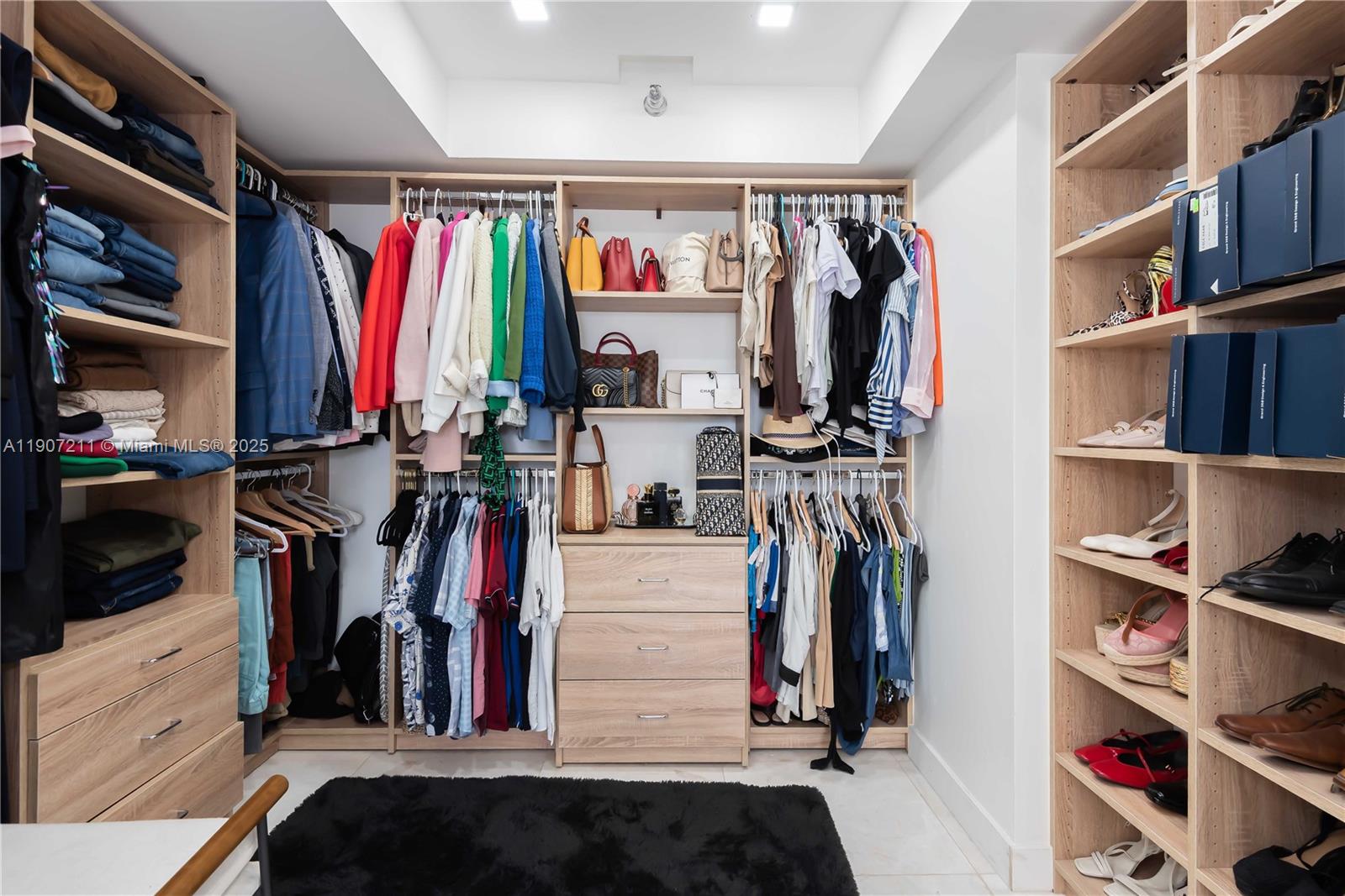 Подробнее 2206 2 / 2 1464 кв.футов $ 2025-11-03 0 Фото