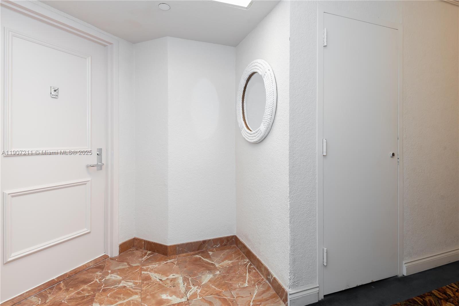 Подробнее 2206 2 / 2 1464 кв.футов $ 2025-11-03 0 Фото