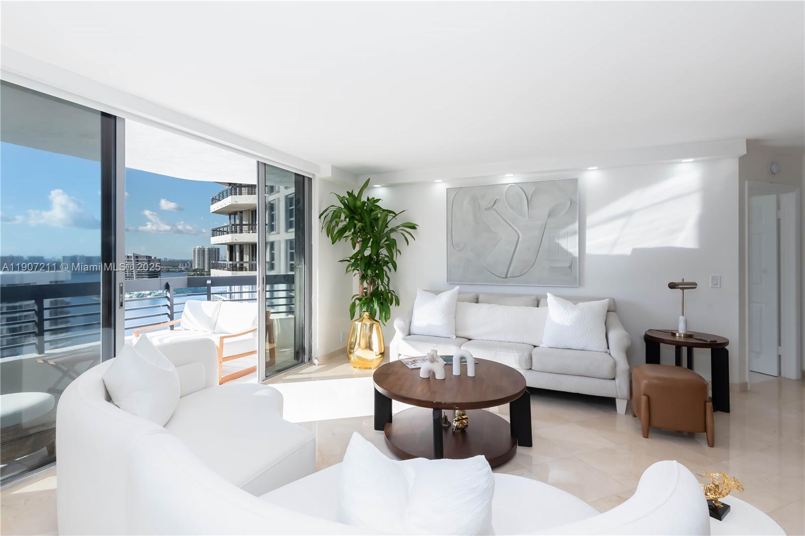 Подробнее 2206 2 / 2 1464 кв.футов $ 2025-11-03 0 Фото