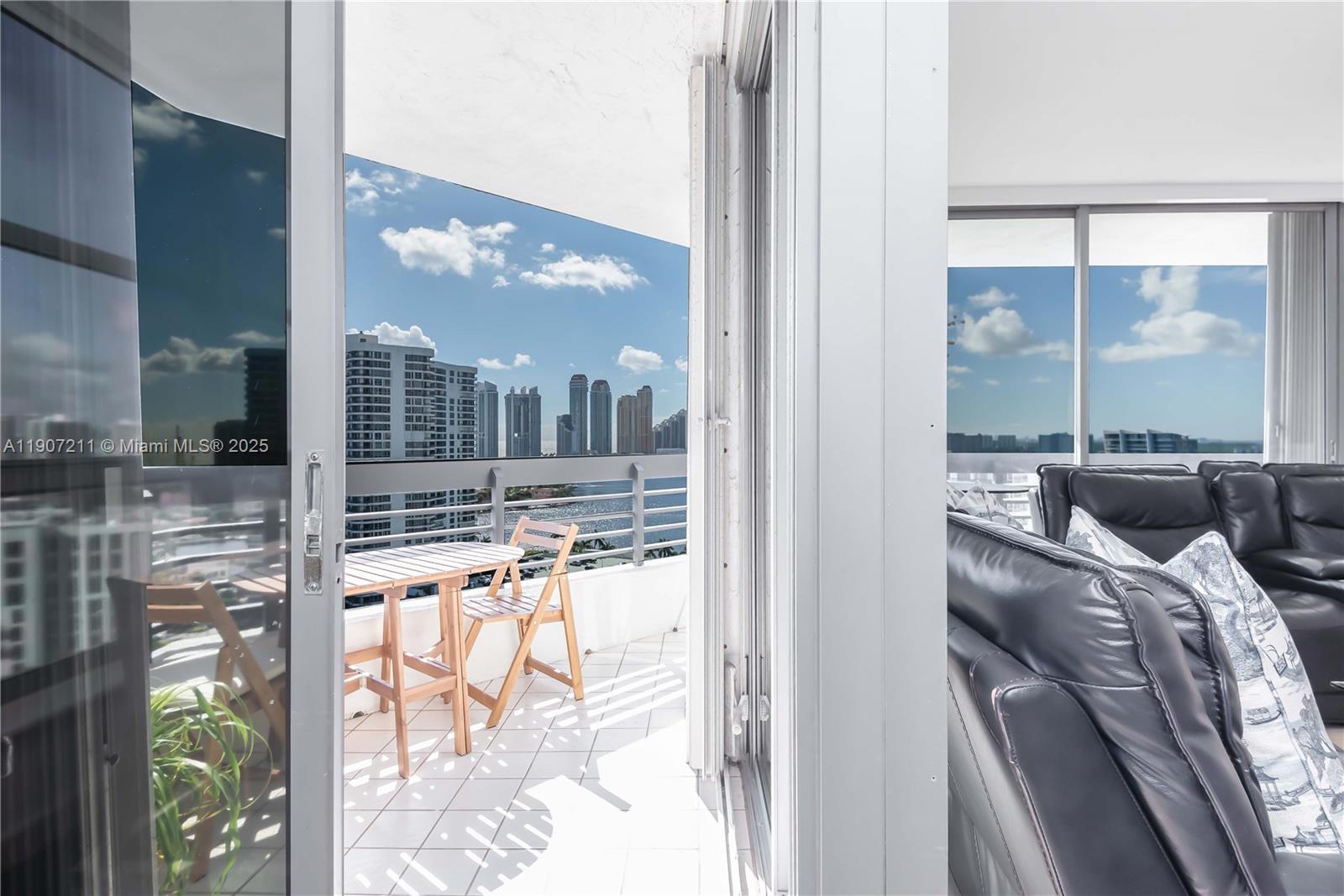 Подробнее 2206 2 / 2 1464 кв.футов $ 2025-11-03 0 Фото