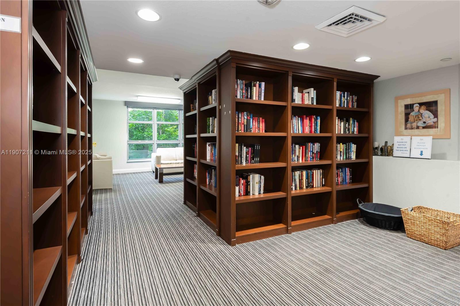 Подробнее 2206 2 / 2 1464 кв.футов $ 2025-11-03 0 Фото