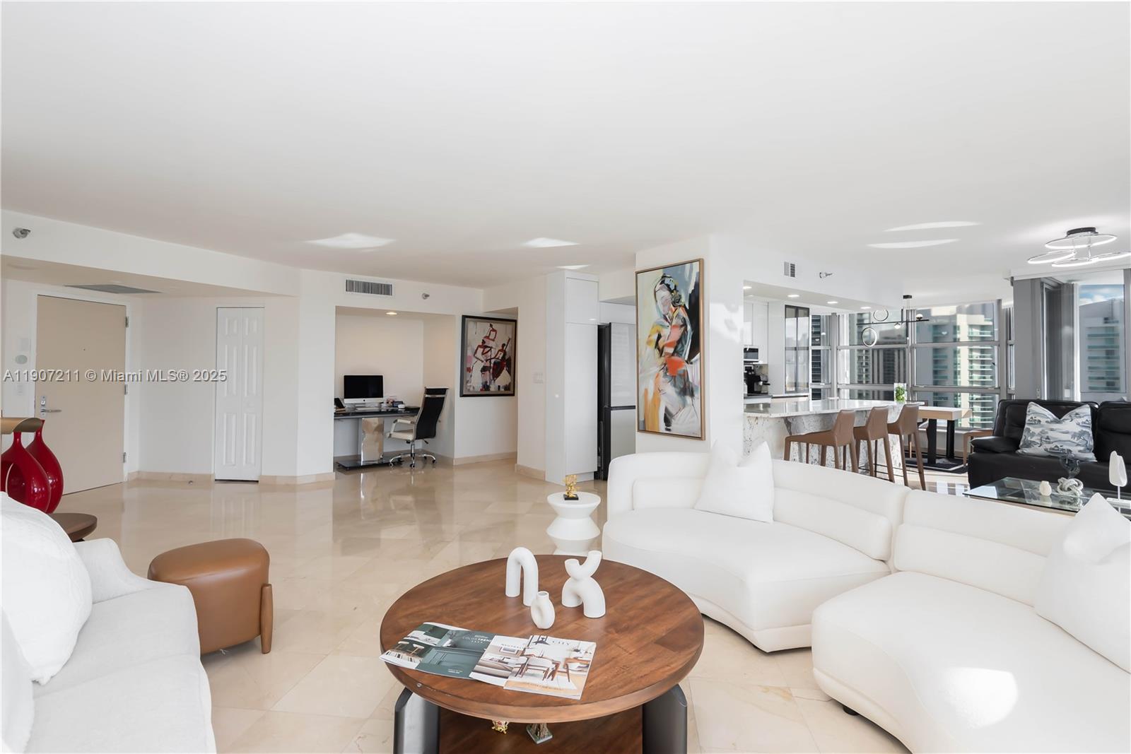 Подробнее 2206 2 / 2 1464 кв.футов $ 2025-11-03 0 Фото