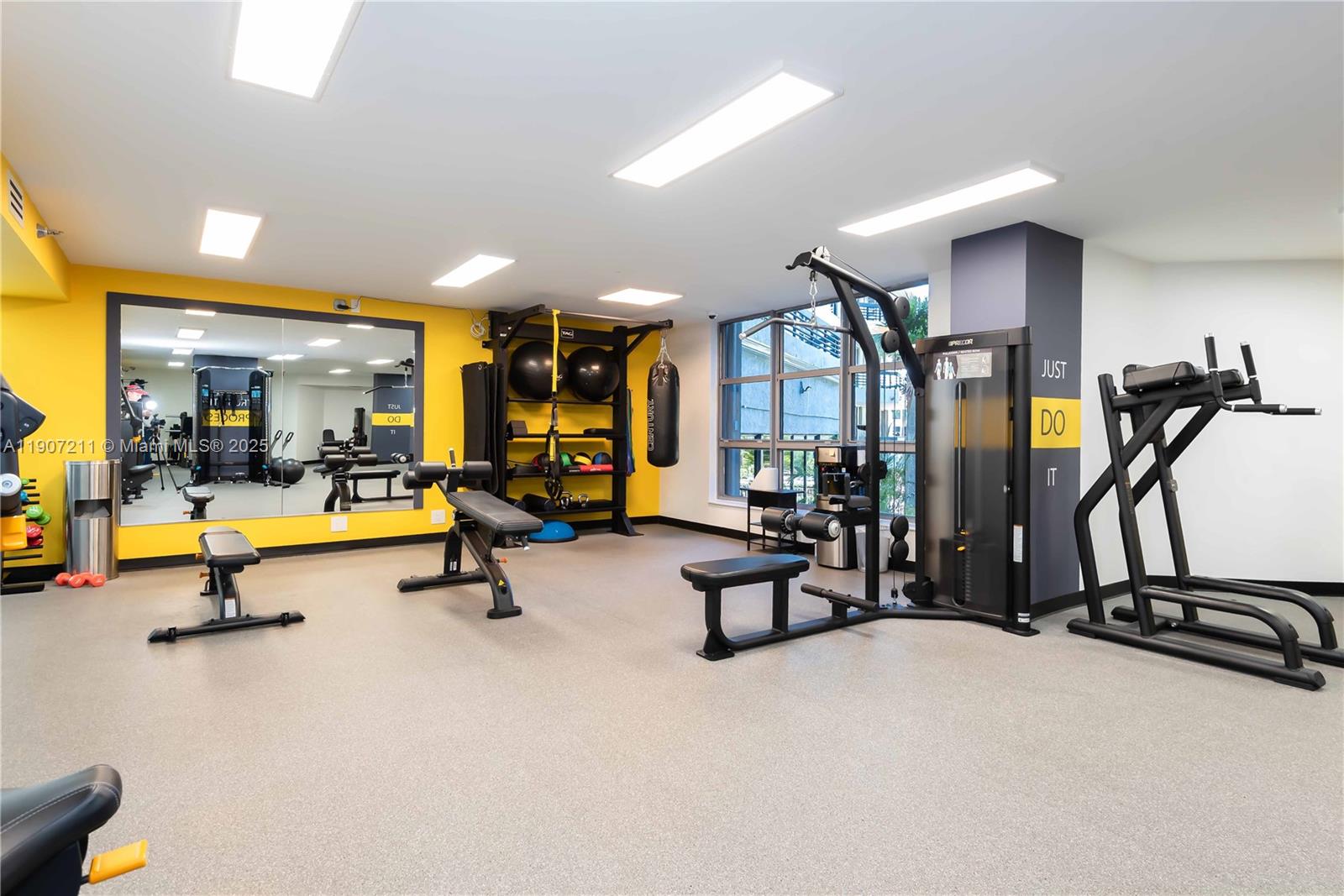 Подробнее 2206 2 / 2 1464 кв.футов $ 2025-11-03 0 Фото