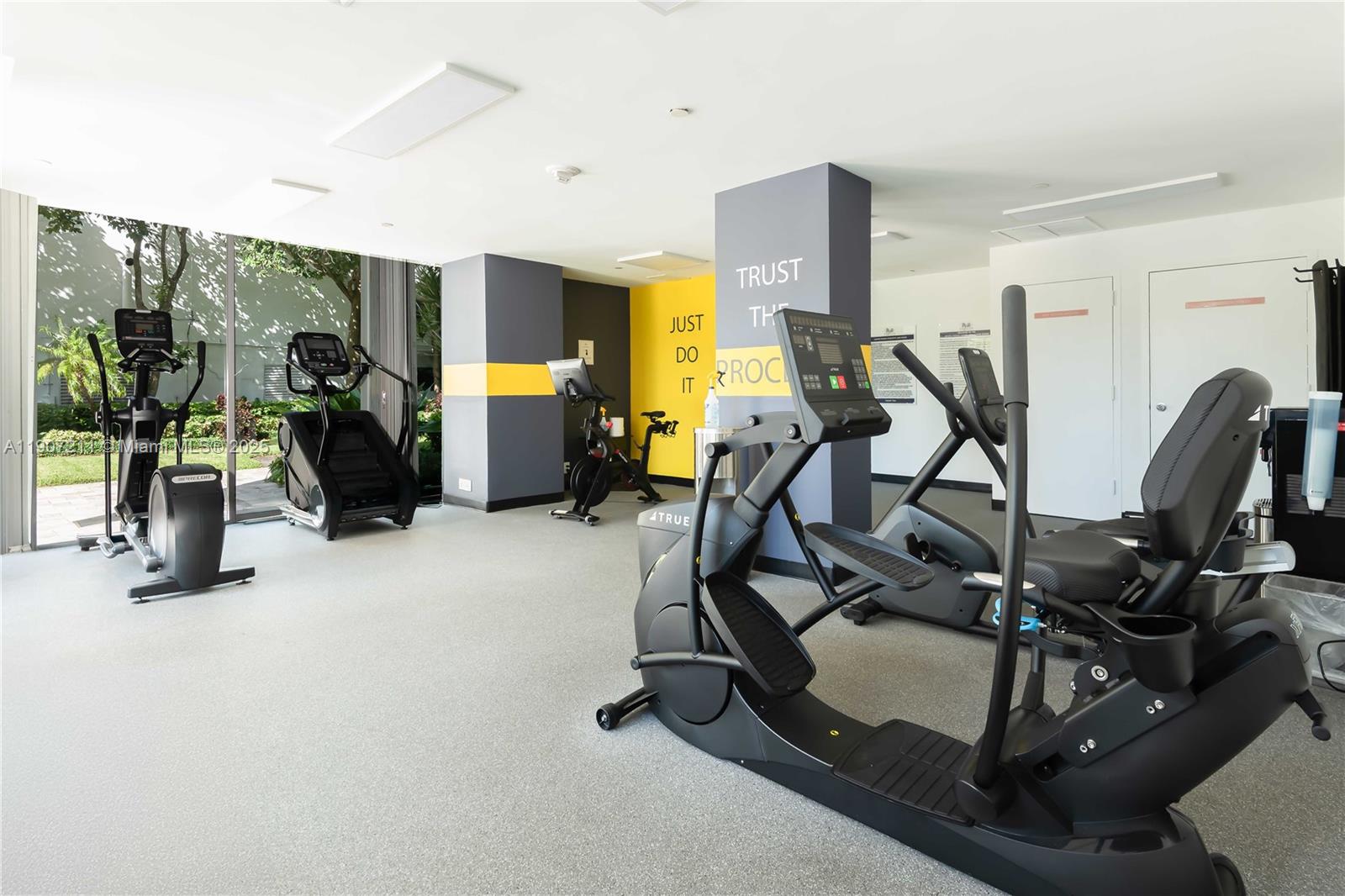 Подробнее 2206 2 / 2 1464 кв.футов $ 2025-11-03 0 Фото