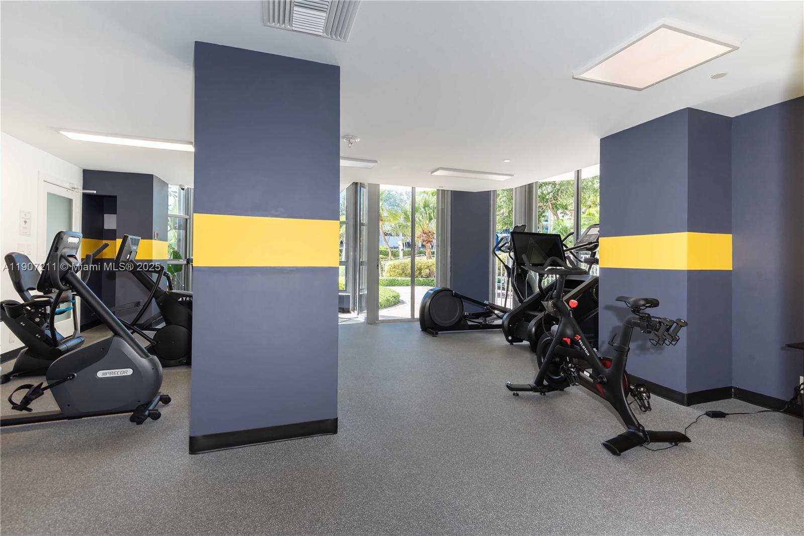 Подробнее 2206 2 / 2 1464 кв.футов $ 2025-11-03 0 Фото