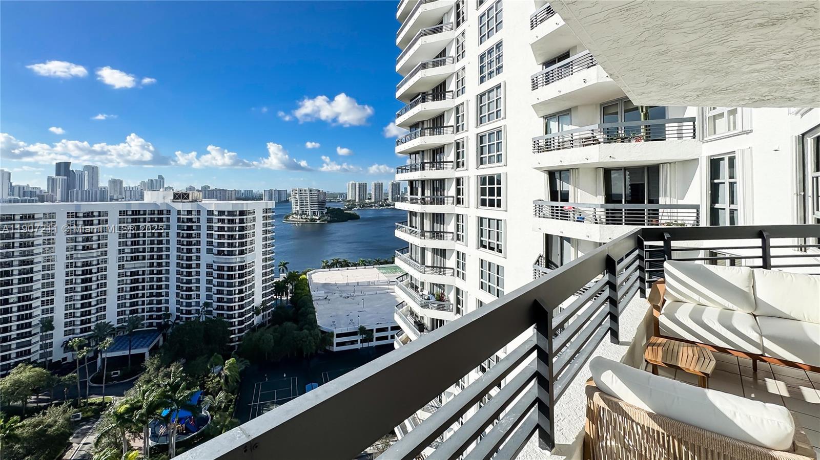 Подробнее 2206 2 / 2 1464 кв.футов $ 2025-11-03 0 Фото