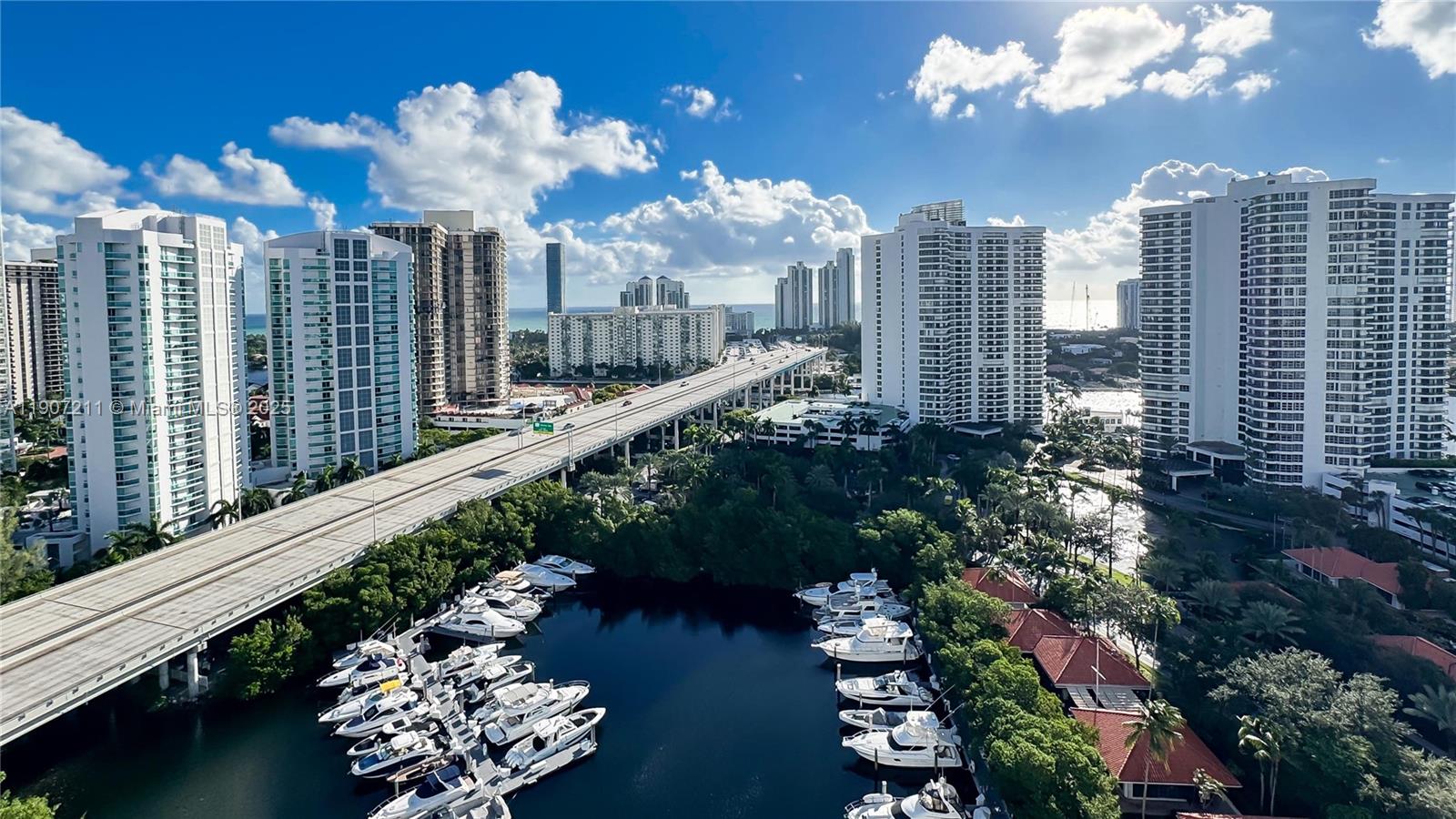 Подробнее 2206 2 / 2 1464 кв.футов $ 2025-11-03 0 Фото