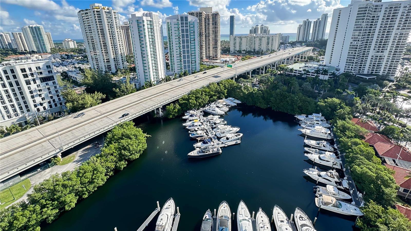 Подробнее 2206 2 / 2 1464 кв.футов $ 2025-11-03 0 Фото