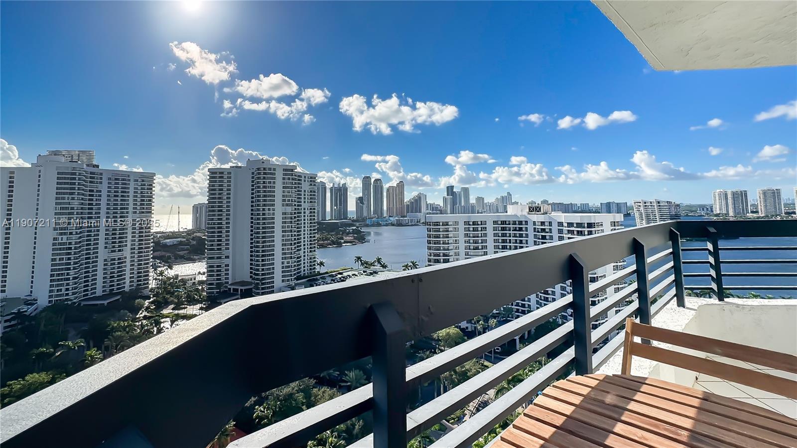 Подробнее 2206 2 / 2 1464 кв.футов $ 2025-11-03 0 Фото