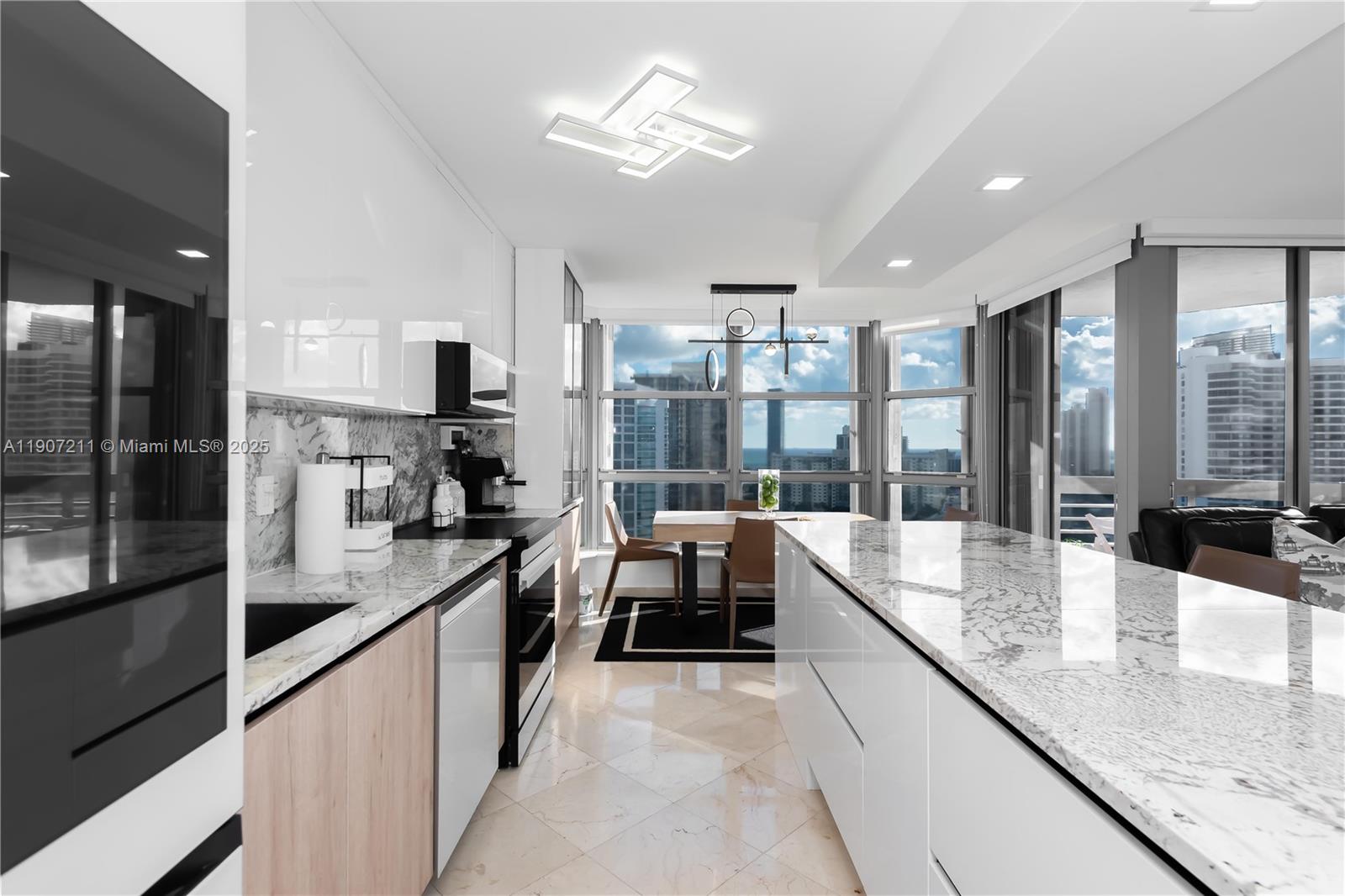 Подробнее 2206 2 / 2 1464 кв.футов $ 2025-11-03 0 Фото