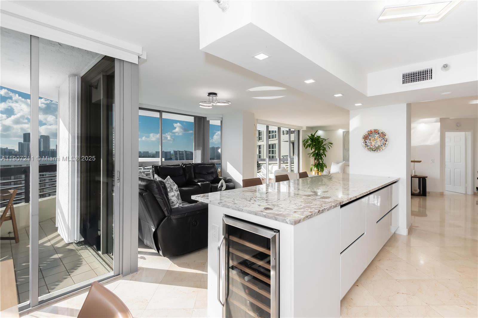 Подробнее 2206 2 / 2 1464 кв.футов $ 2025-11-03 0 Фото