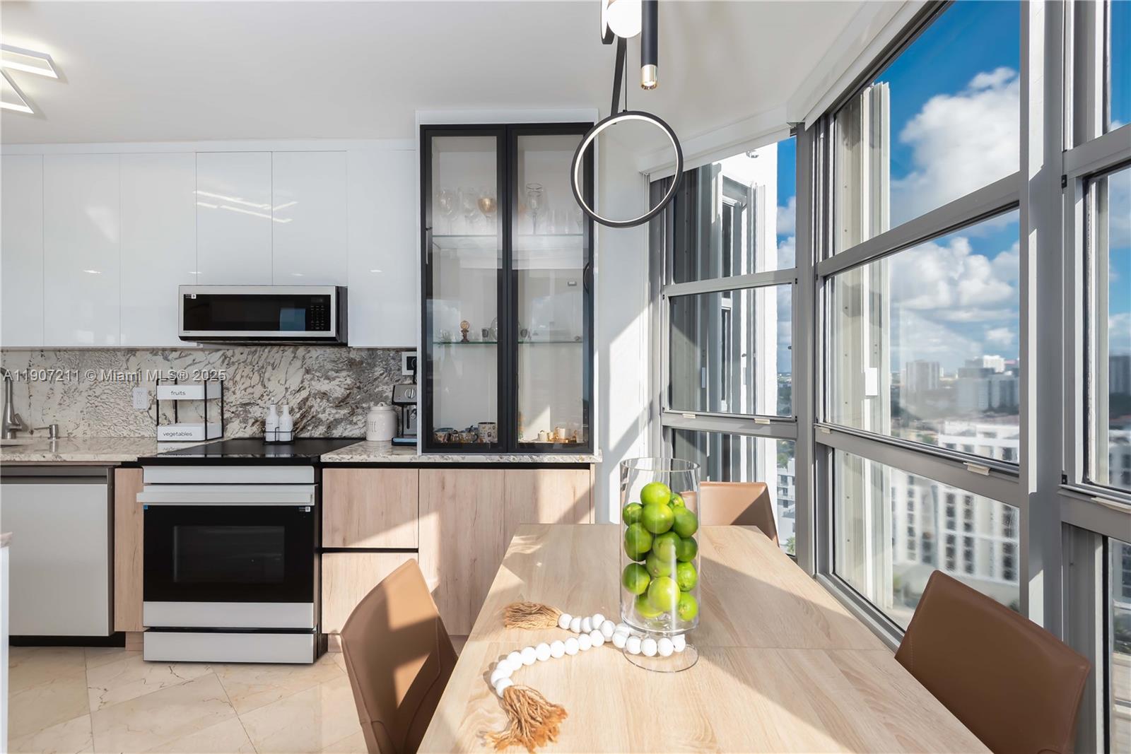 Подробнее 2206 2 / 2 1464 кв.футов $ 2025-11-03 0 Фото