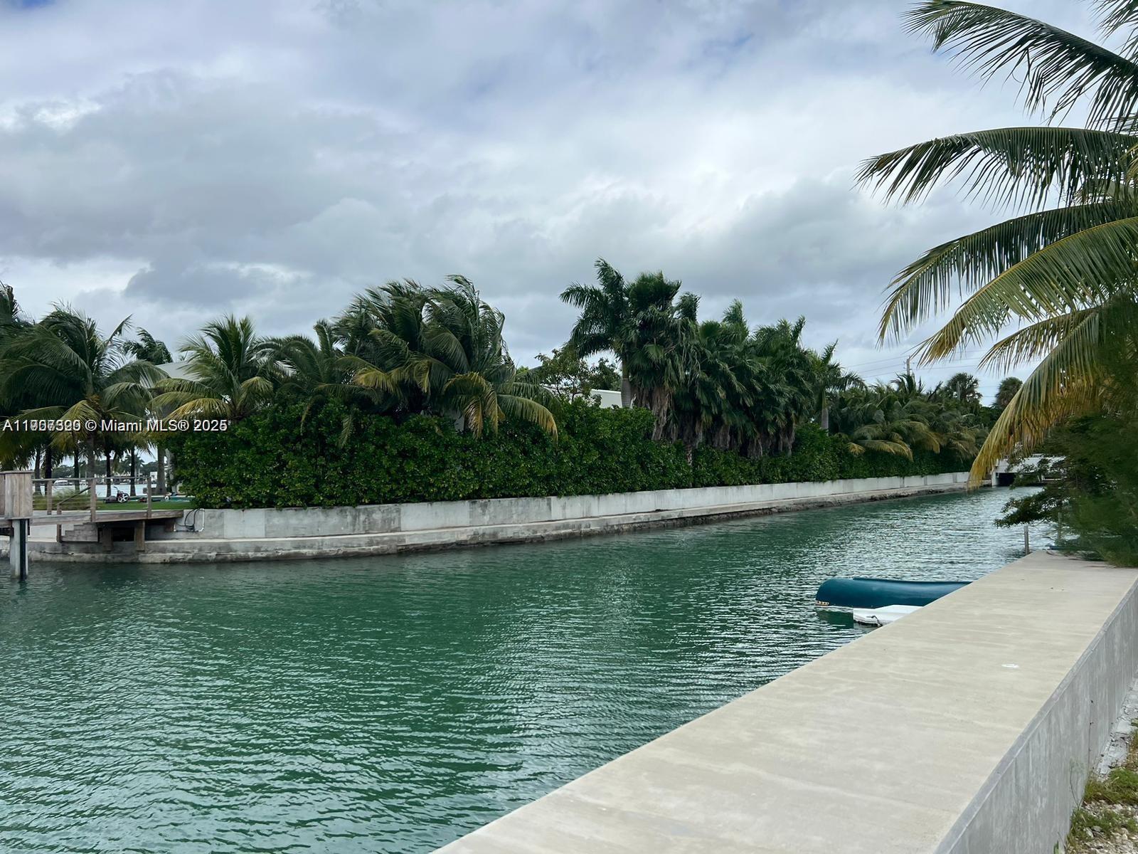   /   кв.футов $ 2025-11-03 0 Фото