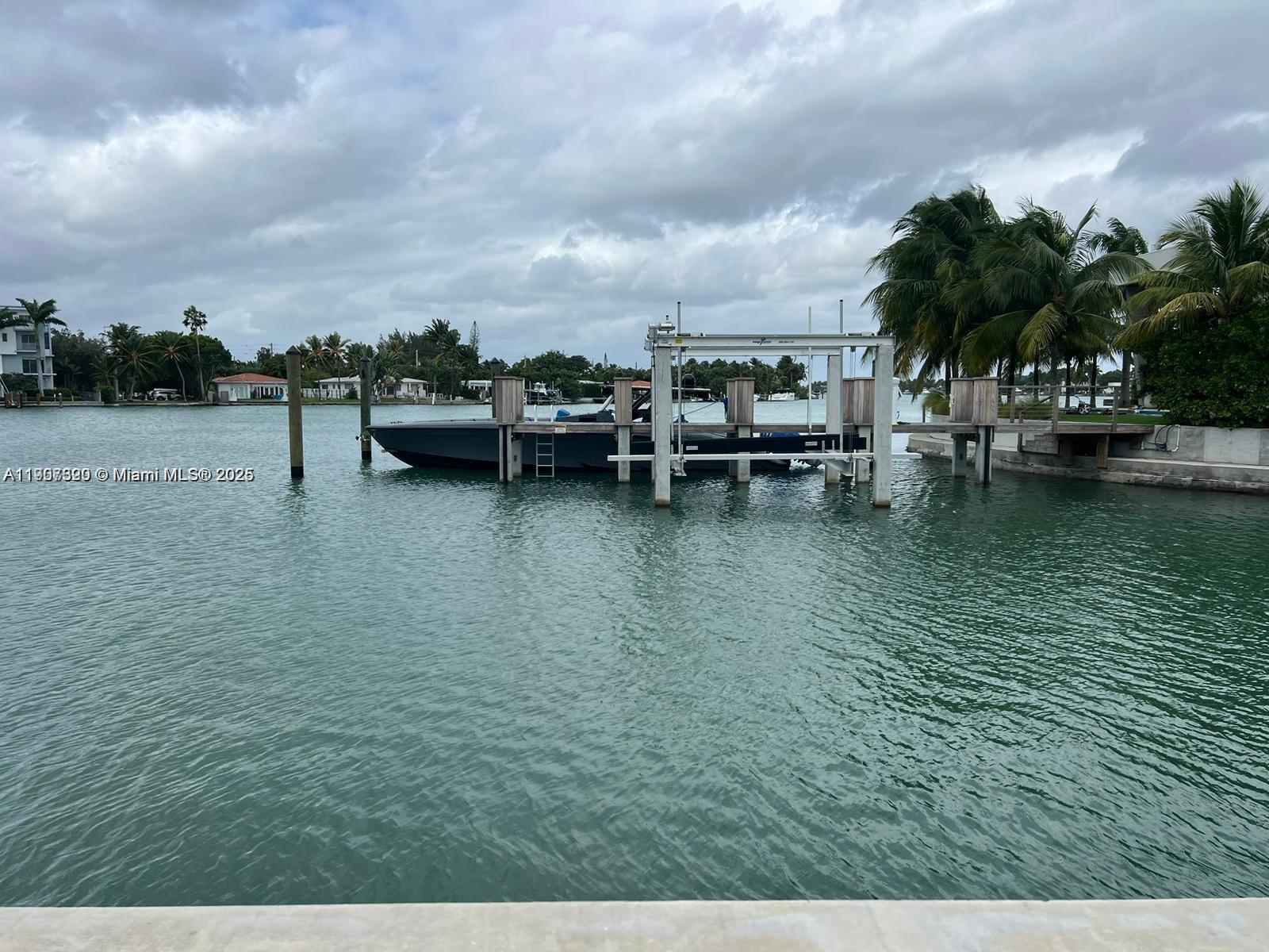   /   кв.футов $ 2025-11-03 0 Фото