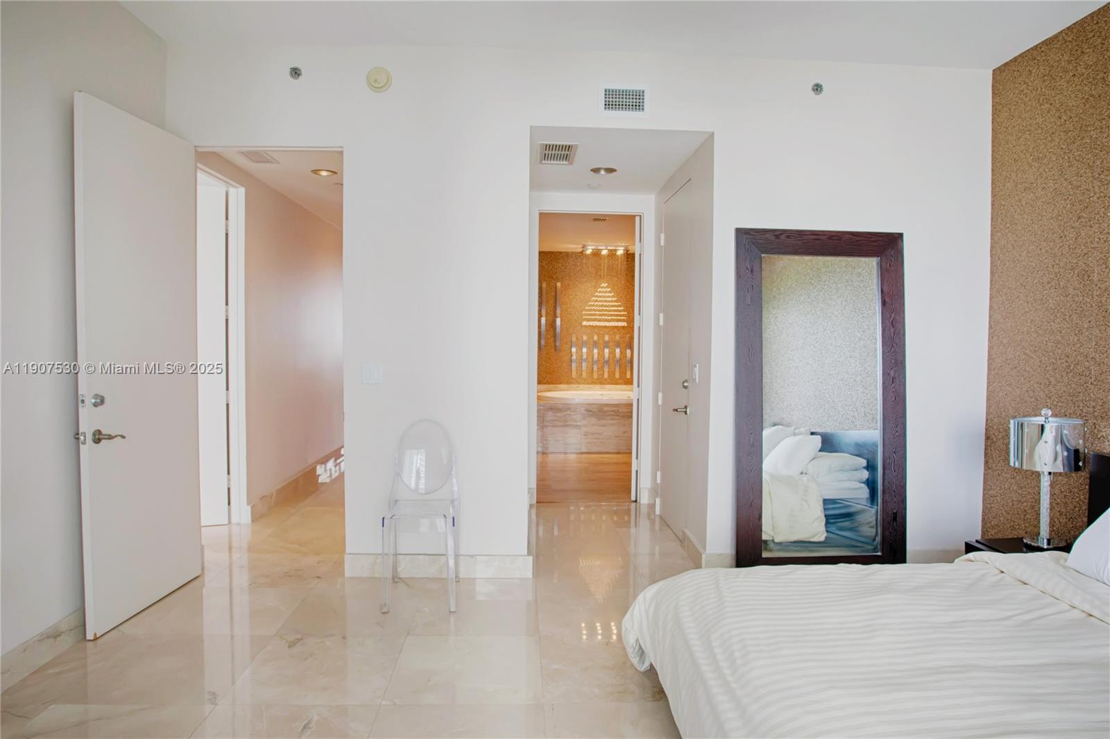 See details 802 3 / 4 1979 sq. ft. $ 2025-11-03 0 Photo