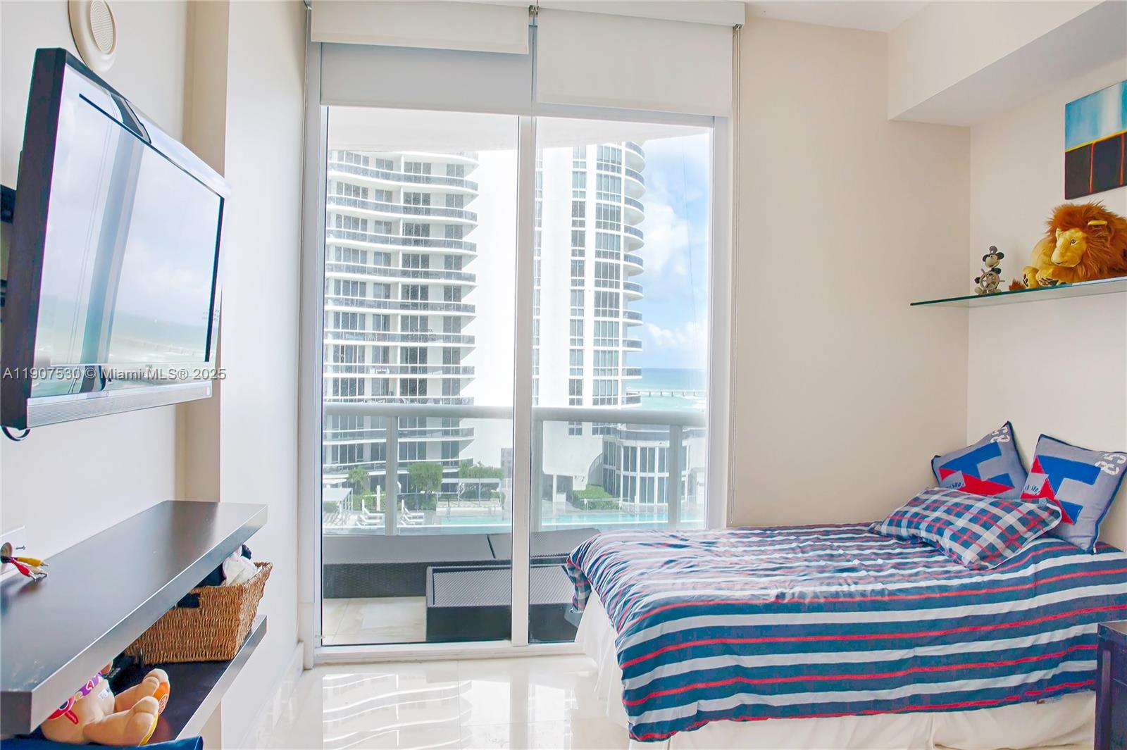 See details 802 3 / 4 1979 sq. ft. $ 2025-11-03 0 Photo