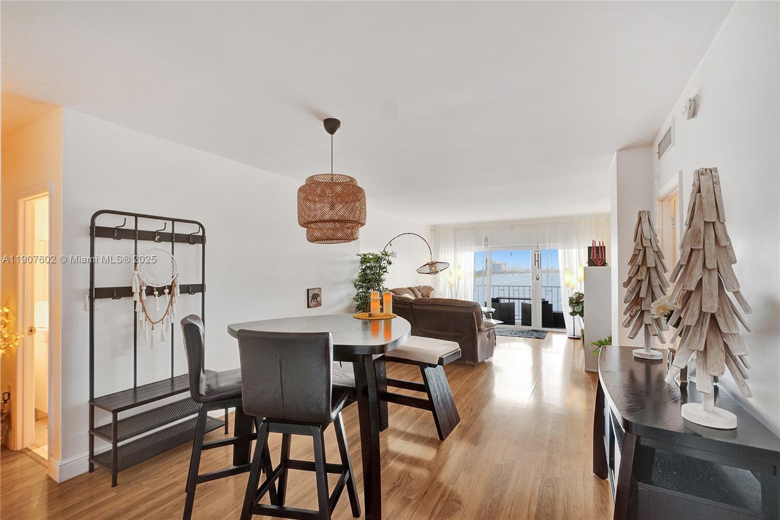 1018 1 / 2 762 sq. ft. $ 2025-11-03 0 Photo