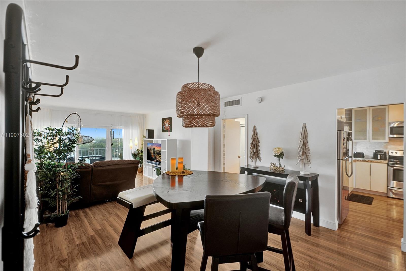 1018 1 / 2 762 sq. ft. $ 2025-11-03 0 Photo