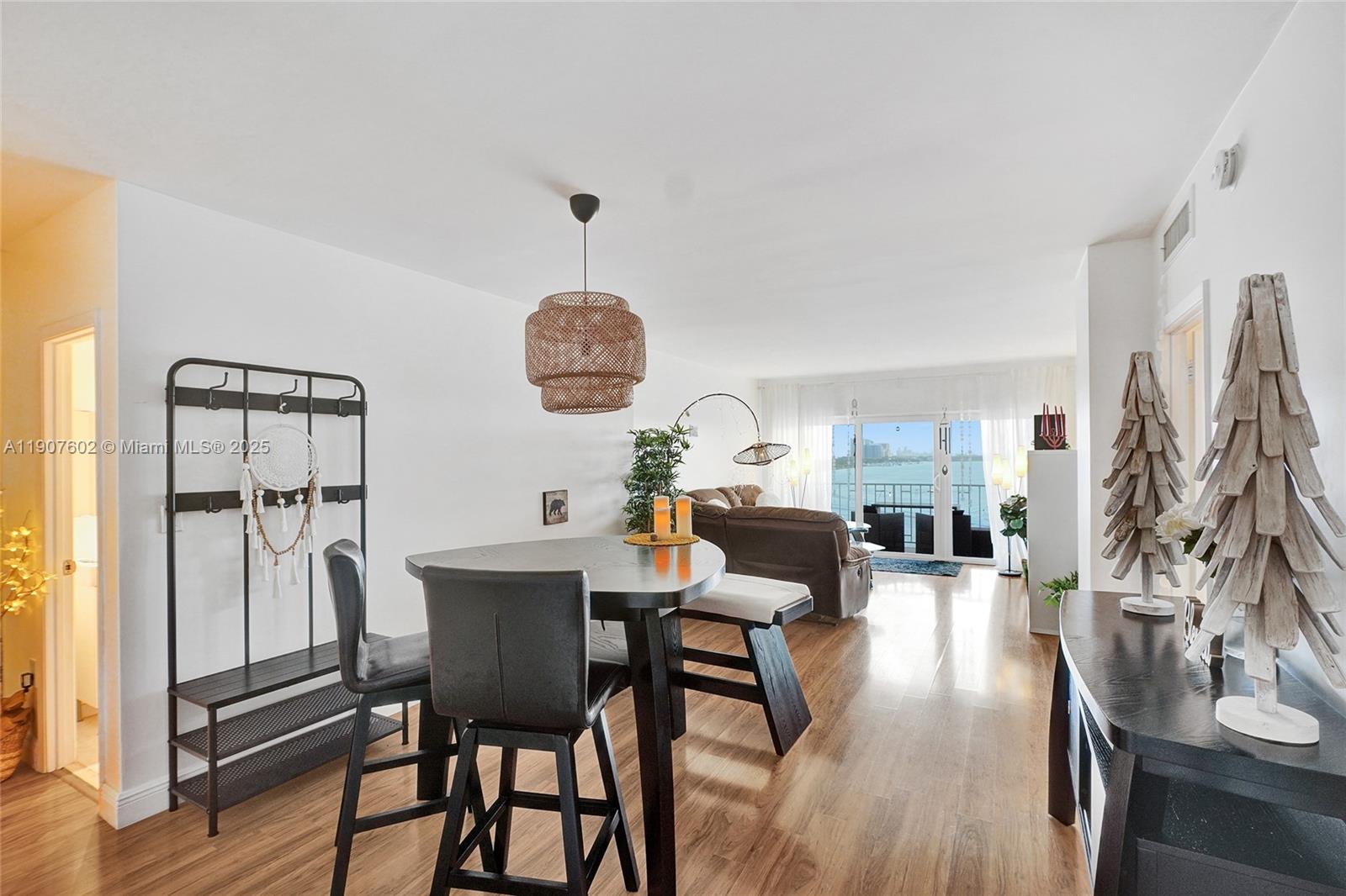 1018 1 / 2 762 sq. ft. $ 2025-11-03 0 Photo