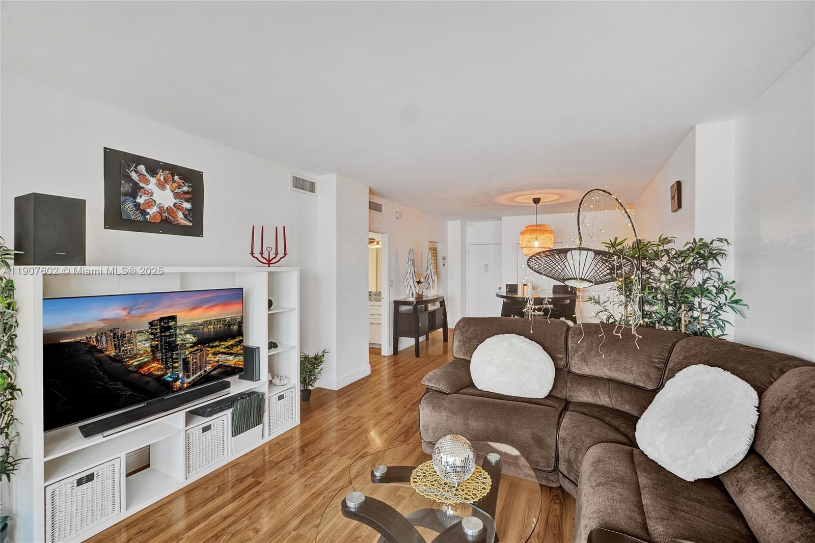 1018 1 / 2 762 sq. ft. $ 2025-11-03 0 Photo