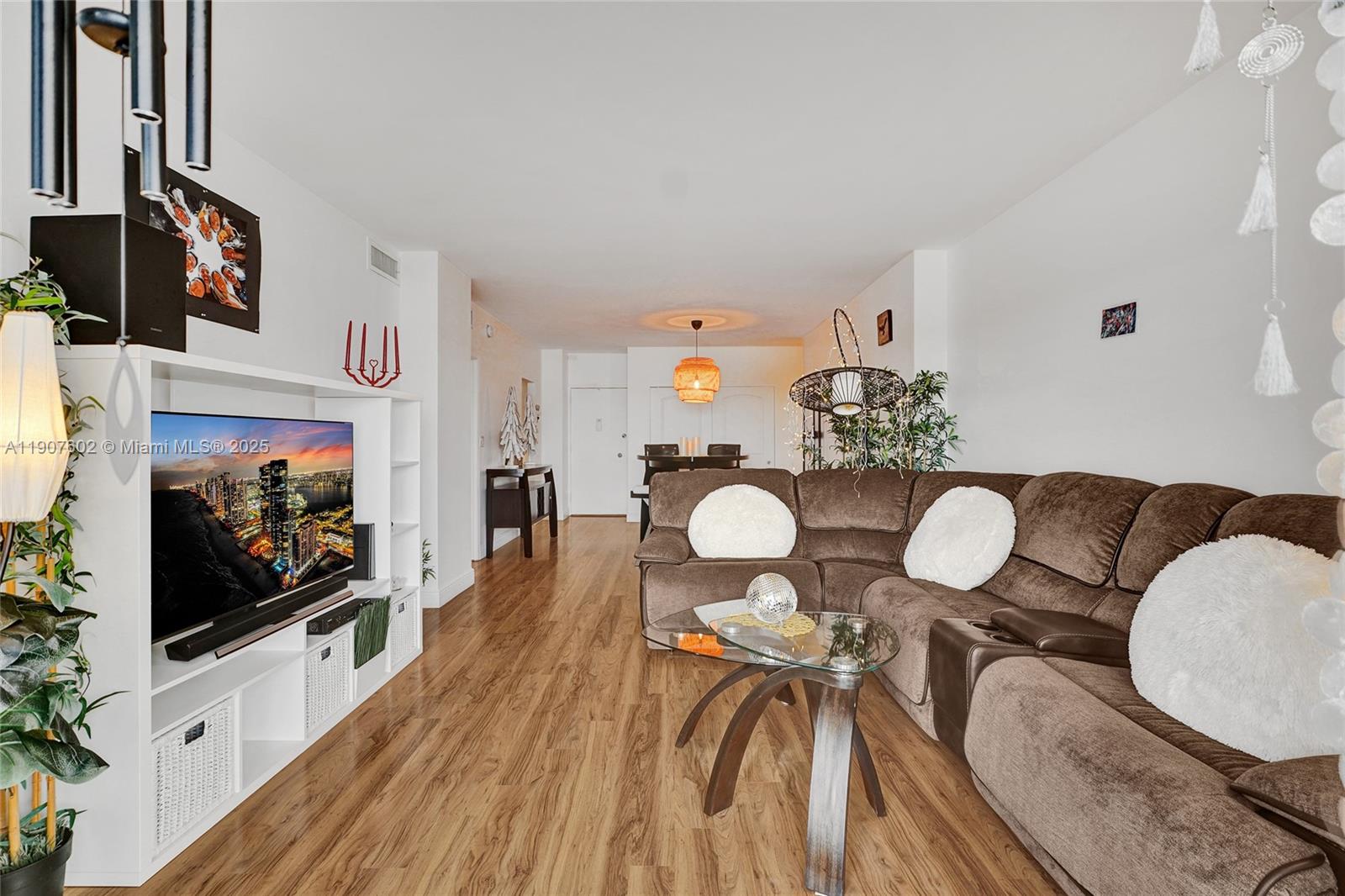 1018 1 / 2 762 sq. ft. $ 2025-11-03 0 Photo