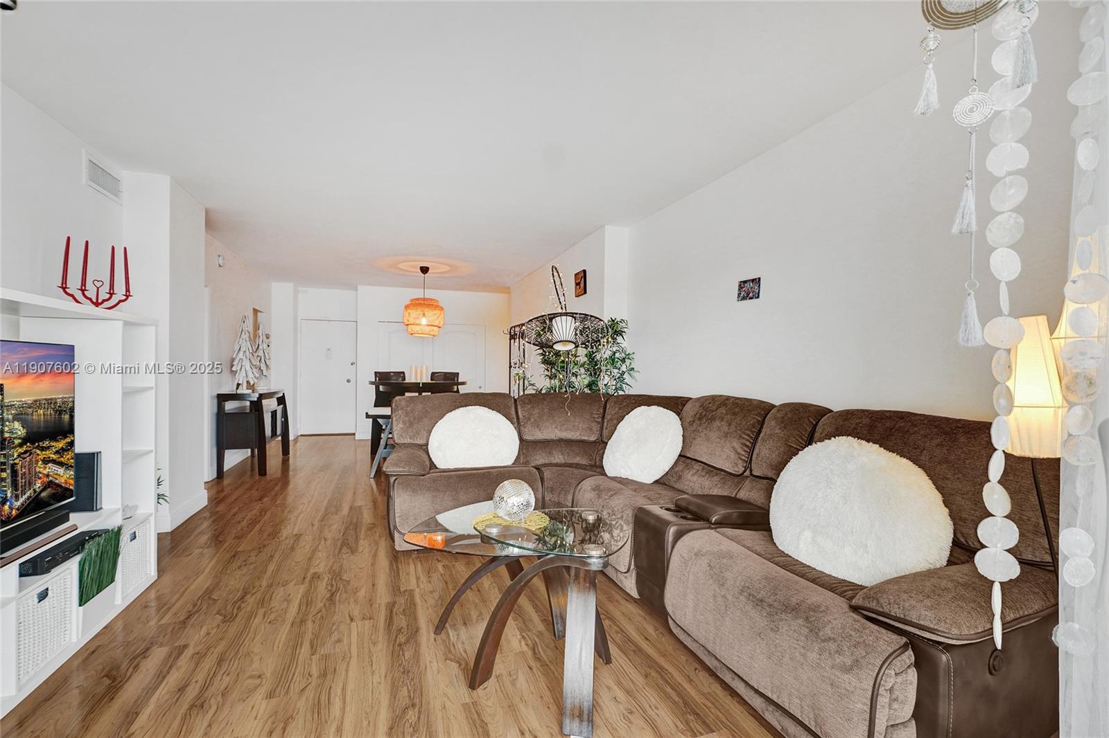 1018 1 / 2 762 sq. ft. $ 2025-11-03 0 Photo