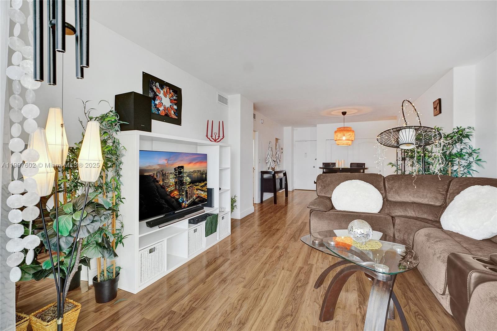 1018 1 / 2 762 sq. ft. $ 2025-11-03 0 Photo