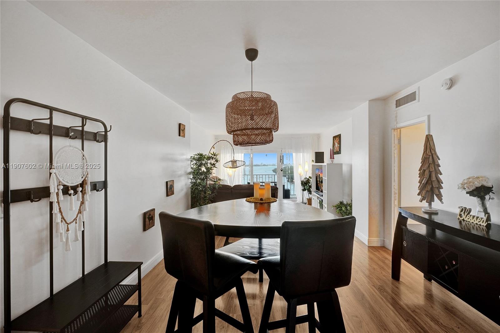 1018 1 / 2 762 sq. ft. $ 2025-11-03 0 Photo