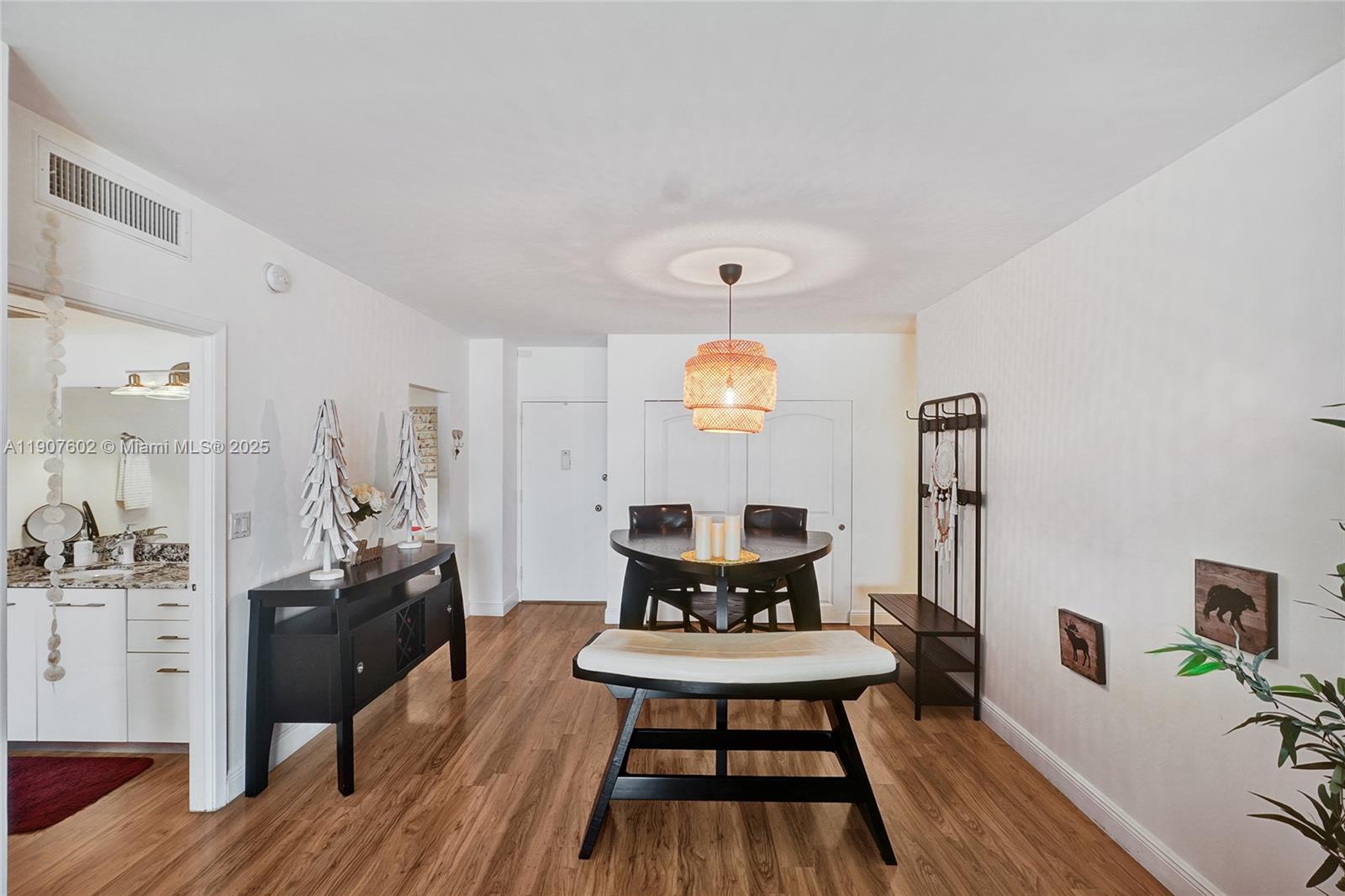 1018 1 / 2 762 sq. ft. $ 2025-11-03 0 Photo