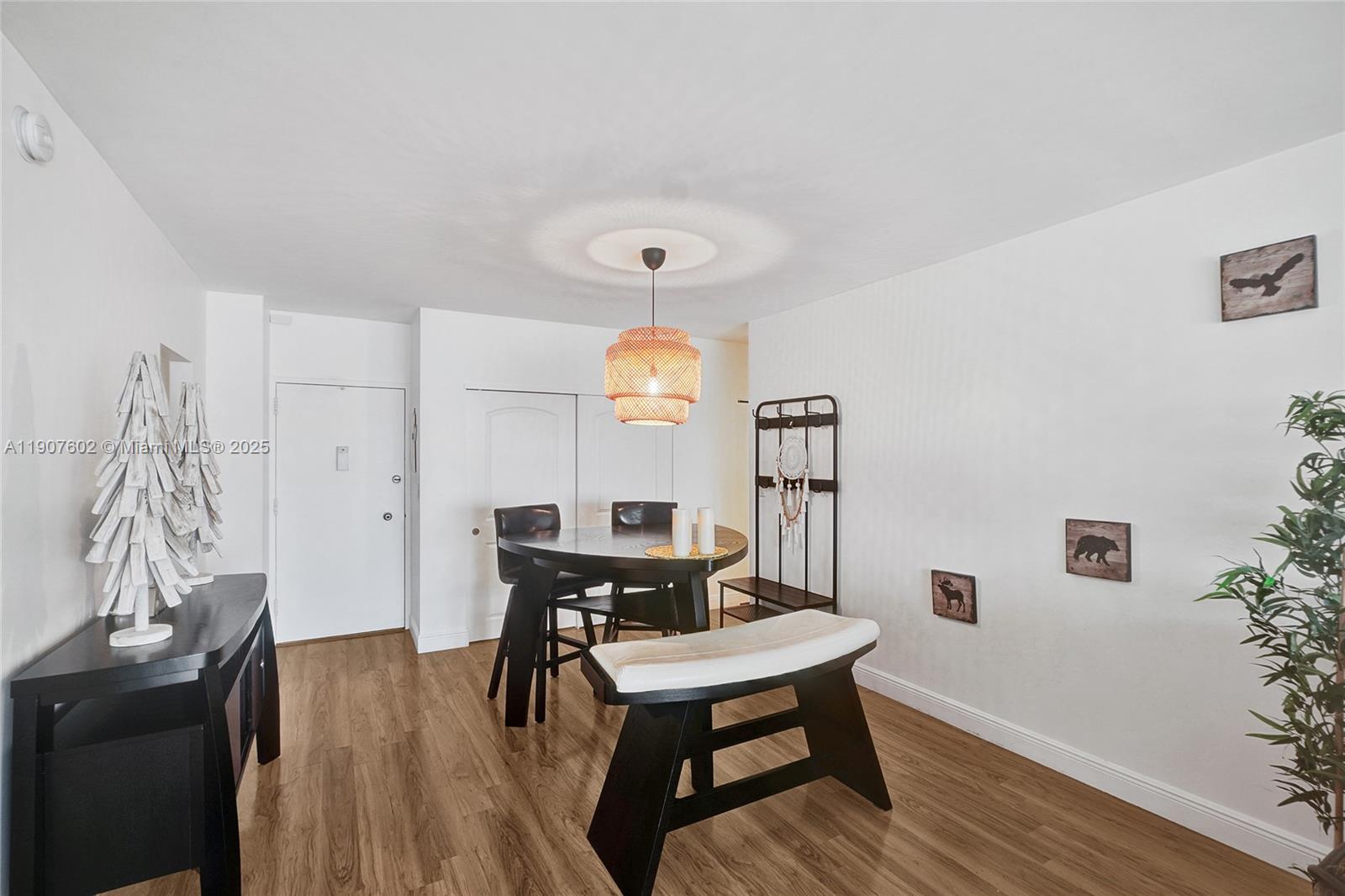 1018 1 / 2 762 sq. ft. $ 2025-11-03 0 Photo