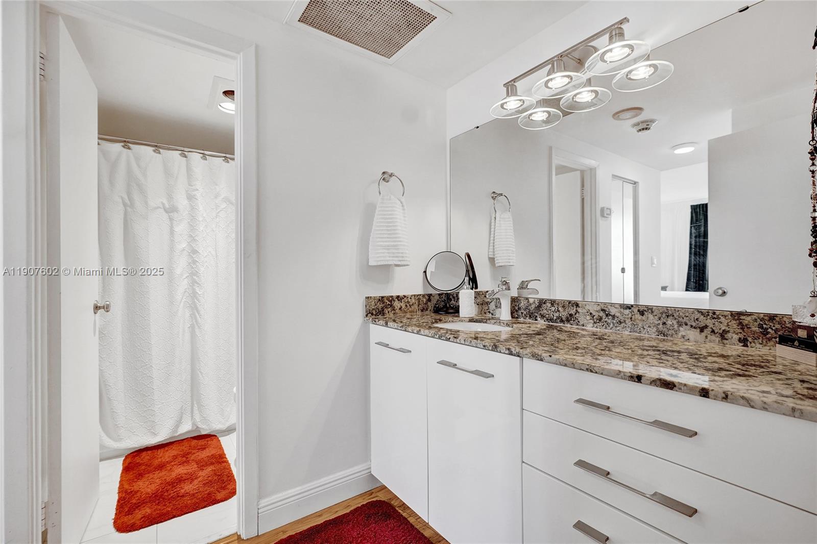 1018 1 / 2 762 sq. ft. $ 2025-11-03 0 Photo