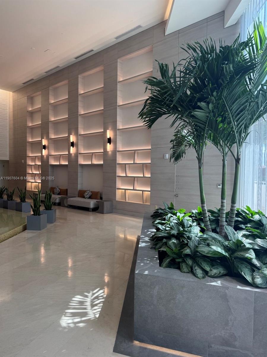 See details 1408 1 / 2 881 sq. ft. $ 2025-11-03 0 Photo