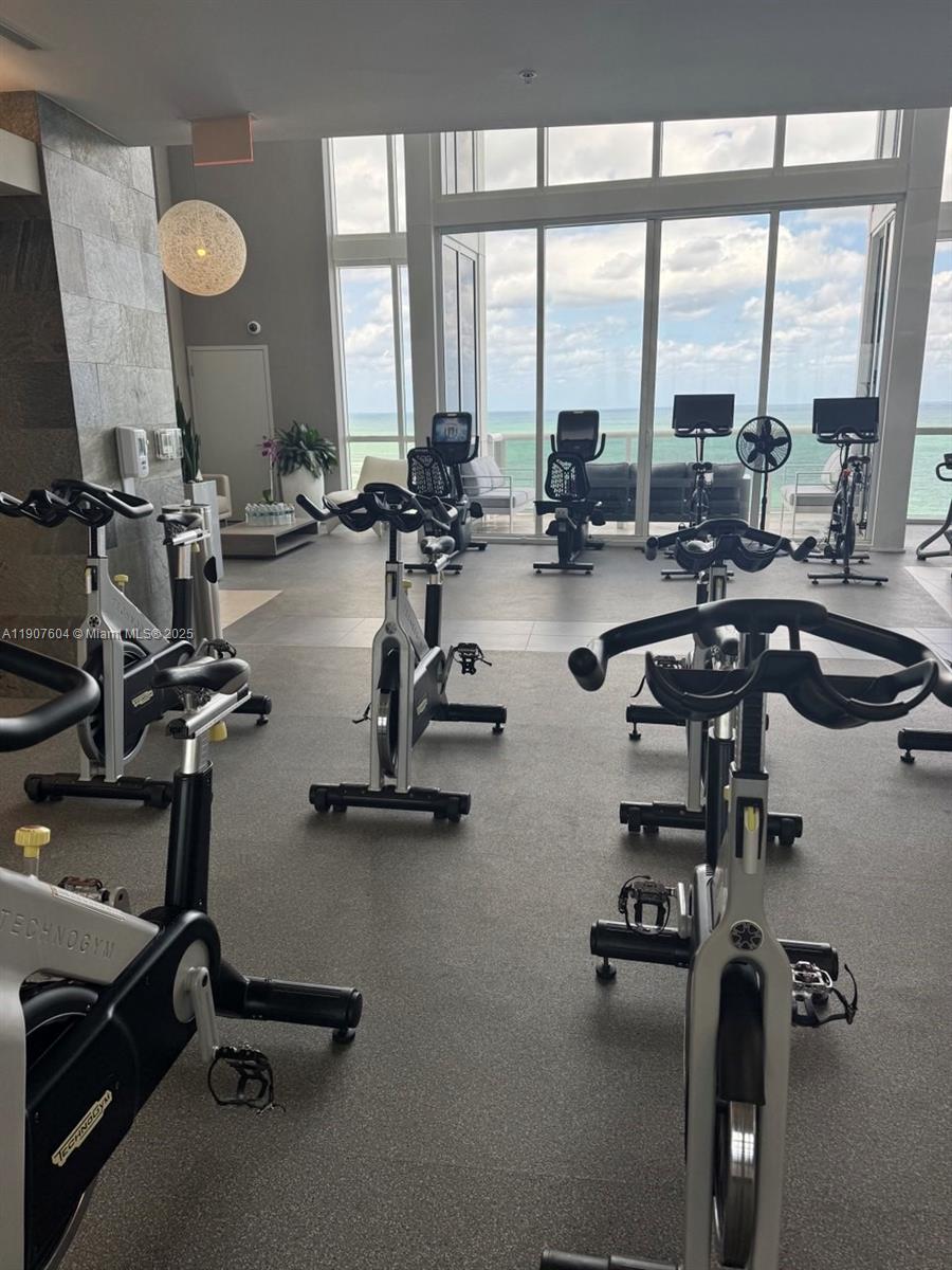 See details 1408 1 / 2 881 sq. ft. $ 2025-11-03 0 Photo