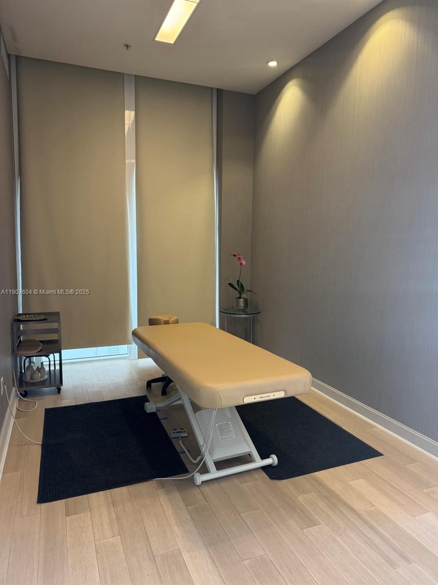 See details 1408 1 / 2 881 sq. ft. $ 2025-11-03 0 Photo