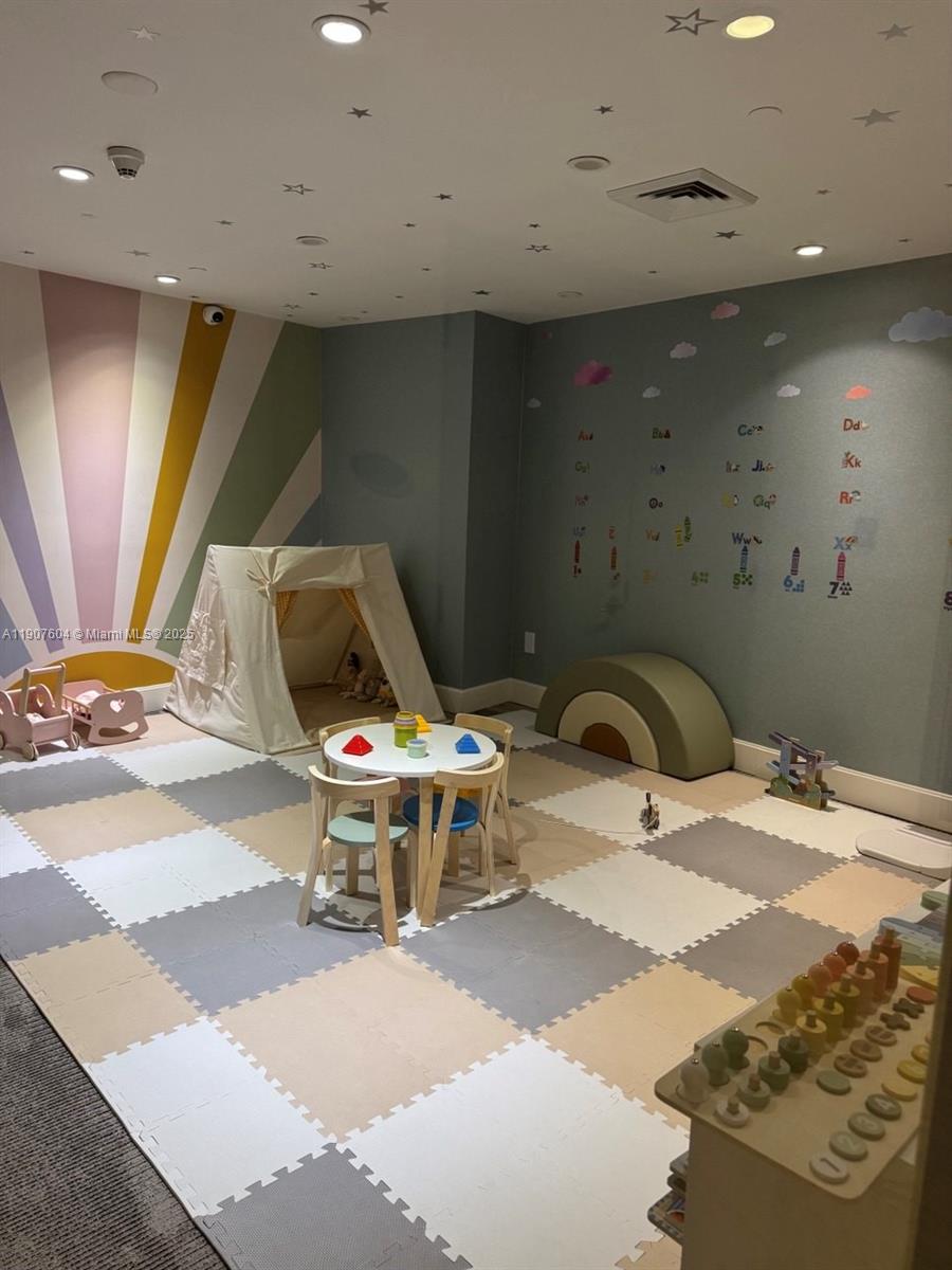 See details 1408 1 / 2 881 sq. ft. $ 2025-11-03 0 Photo