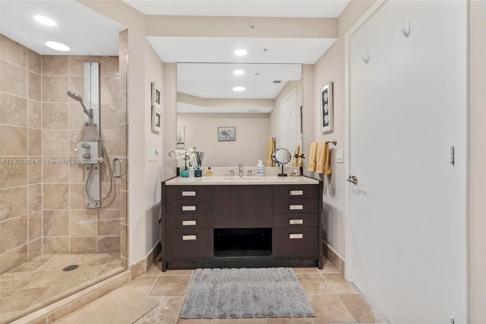 See details 1408 1 / 2 881 sq. ft. $ 2025-11-03 0 Photo