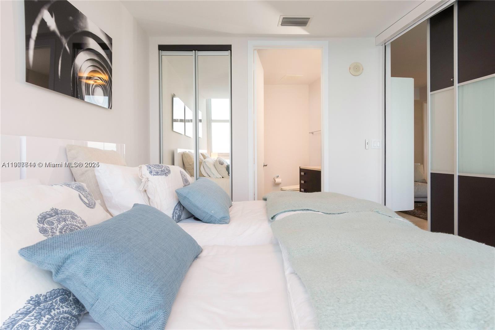 Подробнее 4208 2 / 3 1570 кв.футов $ 2025-11-03 0 Фото