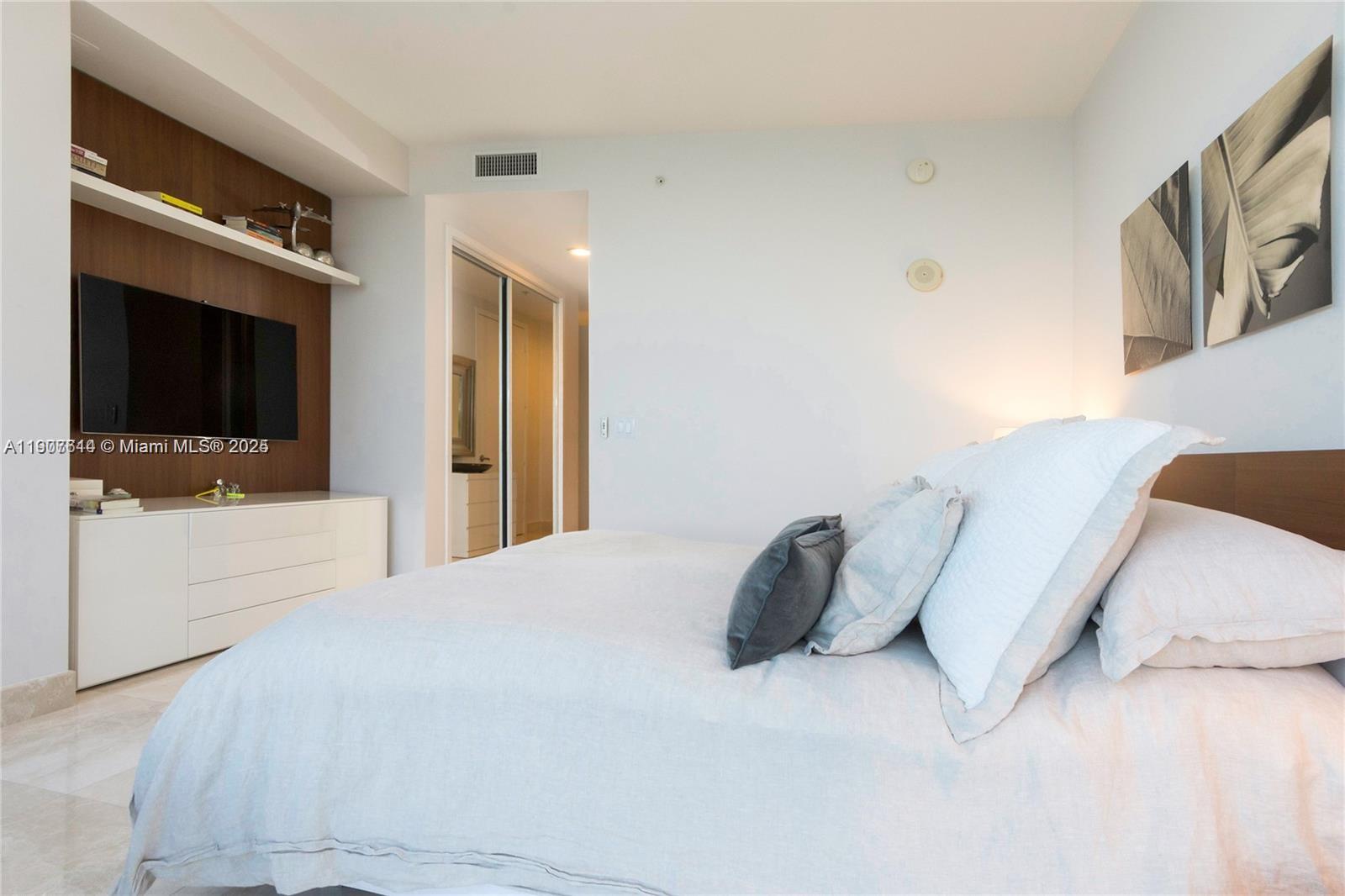 Подробнее 4208 2 / 3 1570 кв.футов $ 2025-11-03 0 Фото