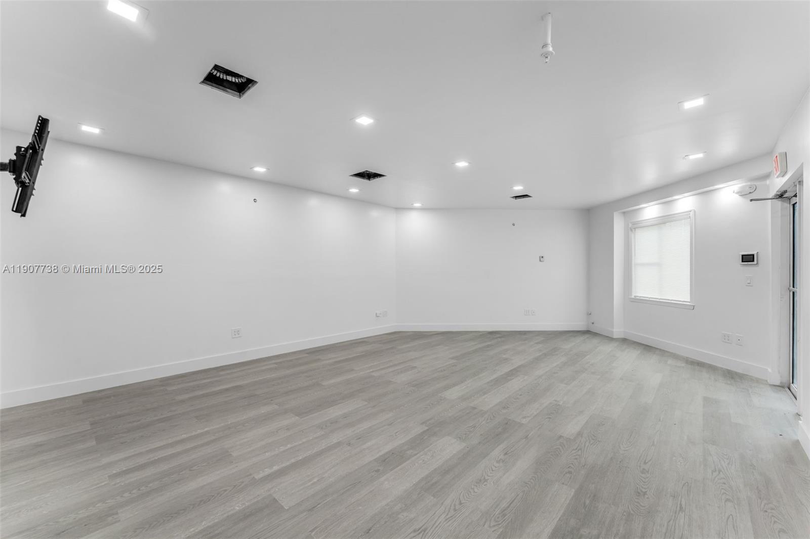 See details 3 / sq. ft. $ 2025-11-04 0 Photo