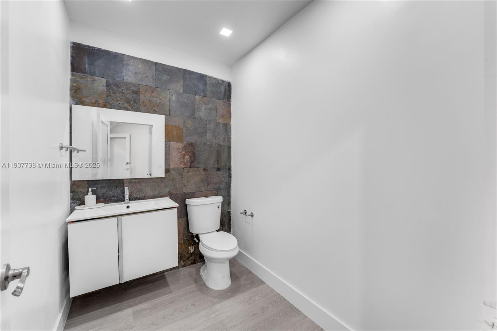 See details 3 / sq. ft. $ 2025-11-04 0 Photo