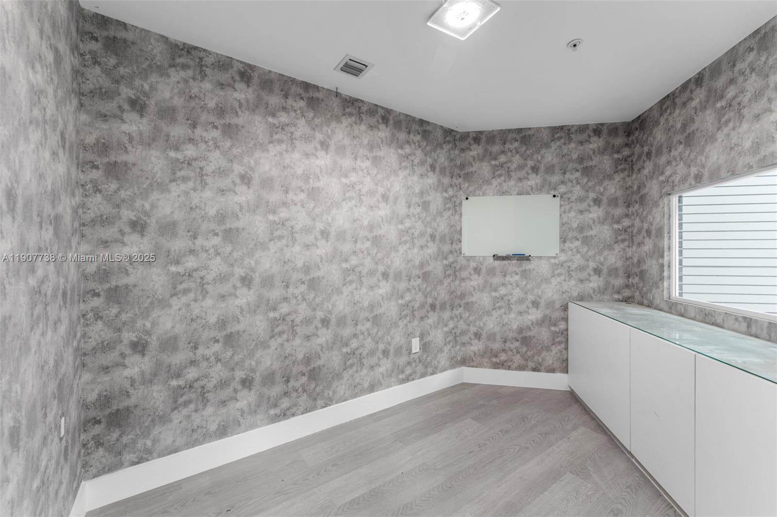 See details 3 / sq. ft. $ 2025-11-04 0 Photo