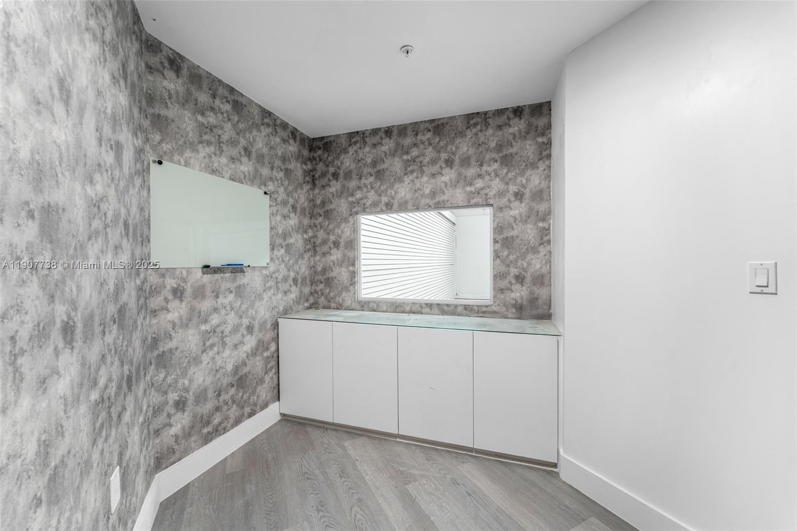 See details 3 / sq. ft. $ 2025-11-04 0 Photo