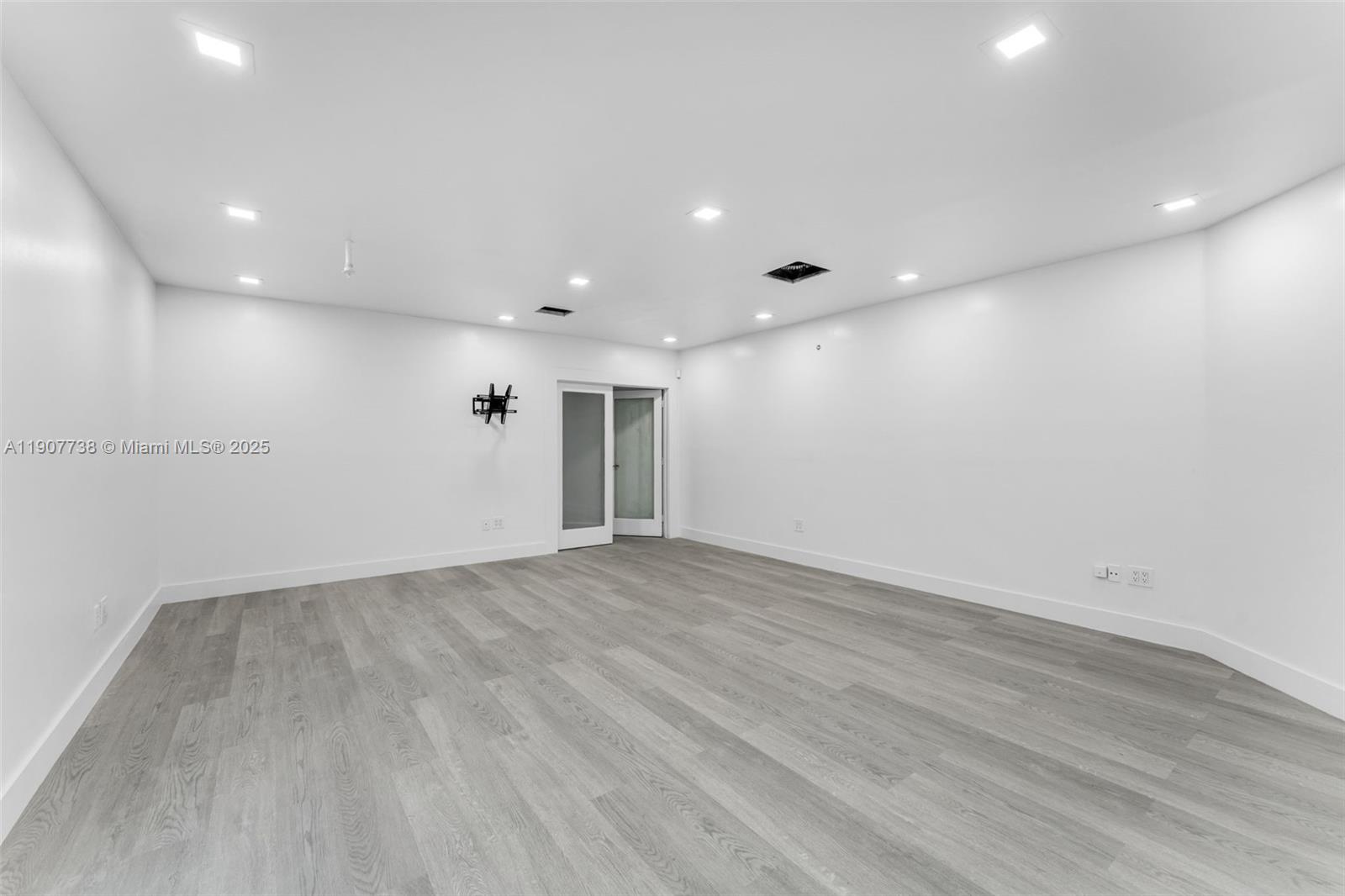 See details 3 / sq. ft. $ 2025-11-04 0 Photo