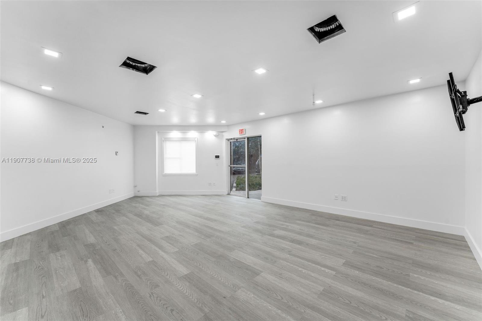 See details 3 / sq. ft. $ 2025-11-04 0 Photo