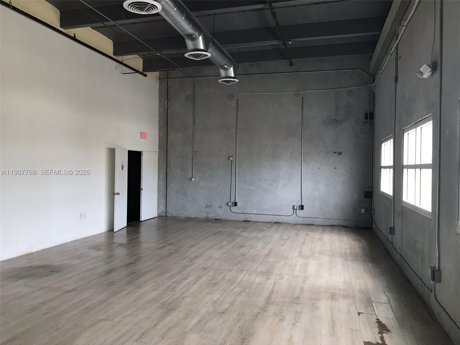 250  /   sq. ft. $ 2025-11-04 0 Photo