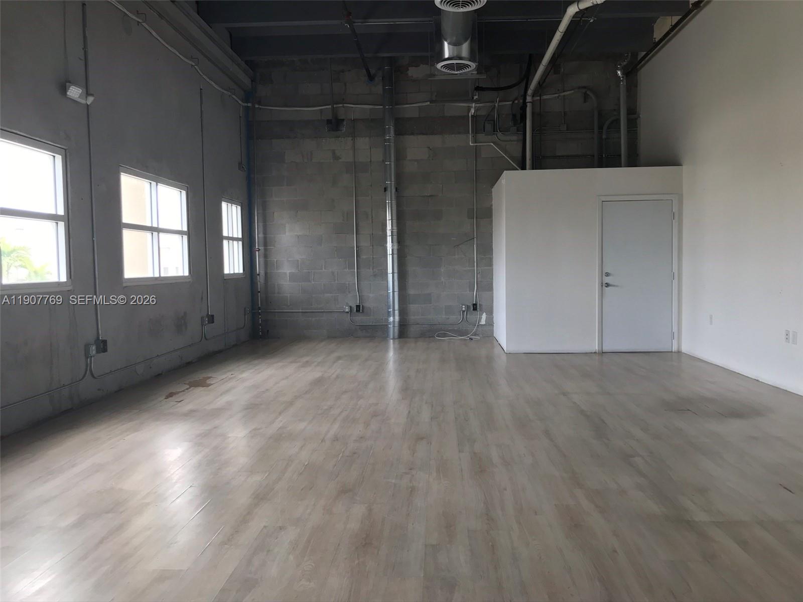 250  /   sq. ft. $ 2025-11-04 0 Photo