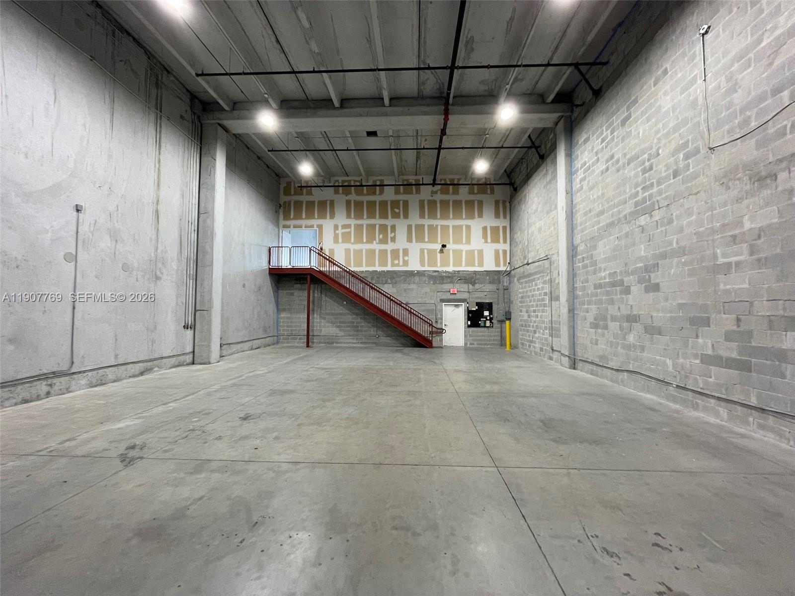 250  /   sq. ft. $ 2025-11-04 0 Photo