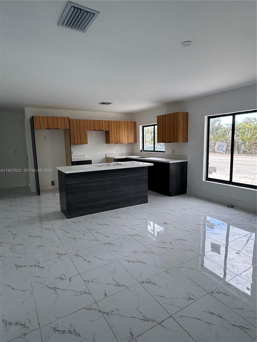   /  0 sq. ft. $ 2025-11-04 0 Photo