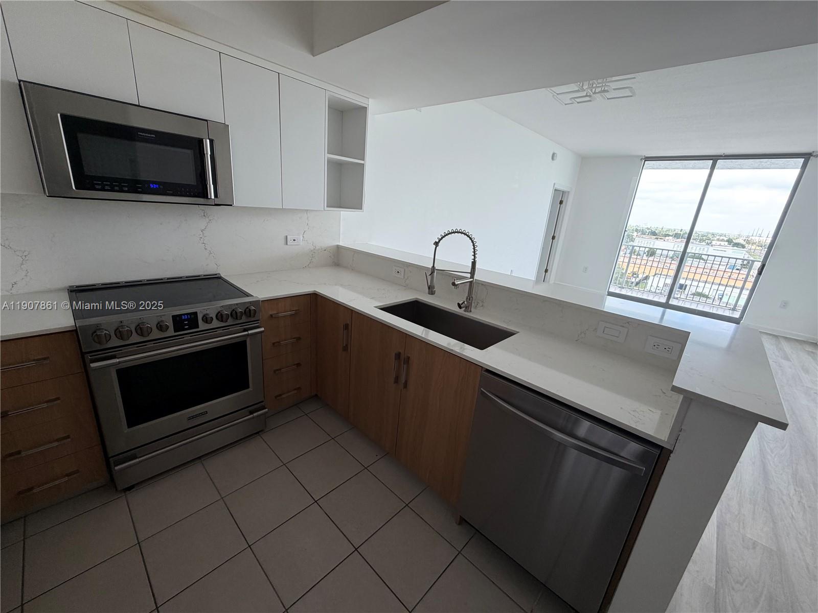 Photo of 140 Dixie Hwy  #807, Hollywood, Florida, 33020 - 